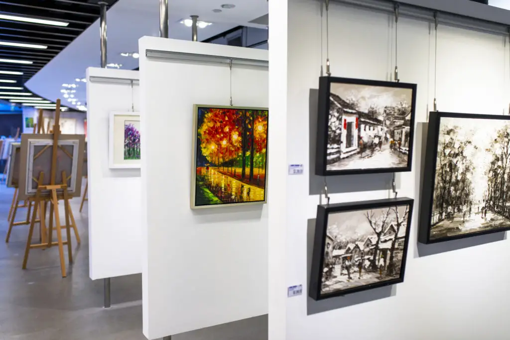 Art displayed in a gallery using suspension rails